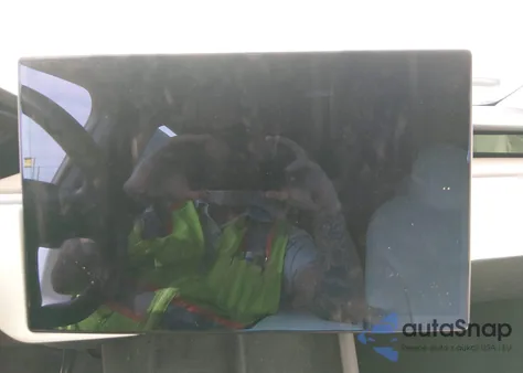 2023 Tesla Model X Dual Motor All-Wheel Drive/Standard Range z USA, uszkodzony, nr VIN 7SAXCBE51PF417552